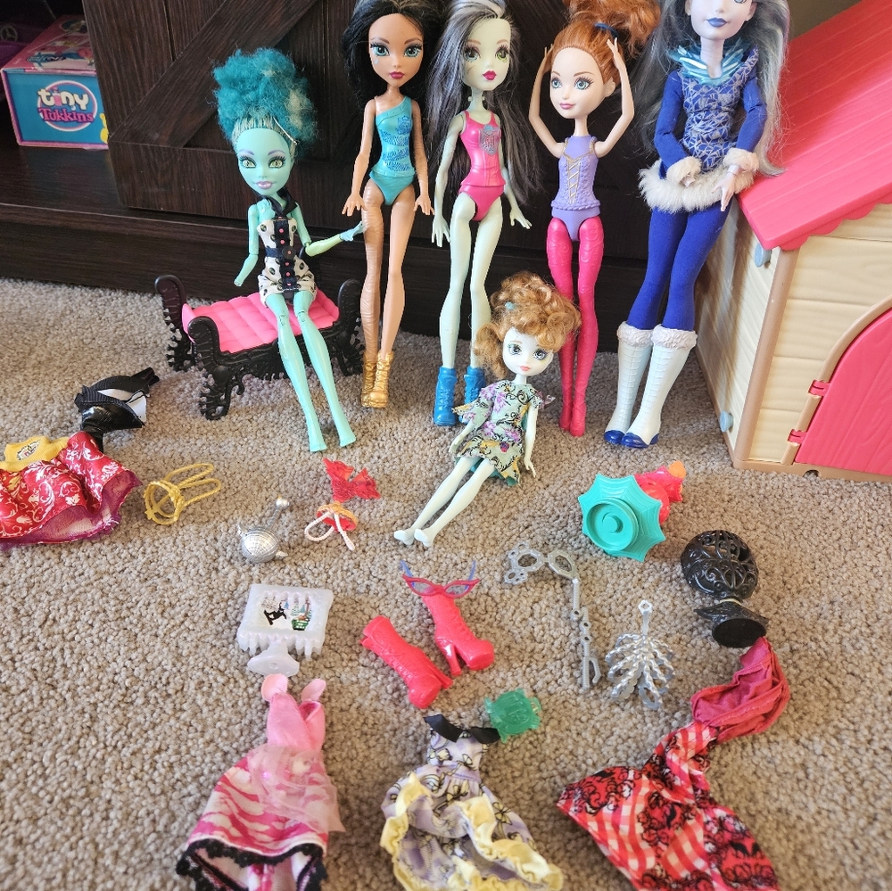 Monster high, Ever After High Clothing read description!